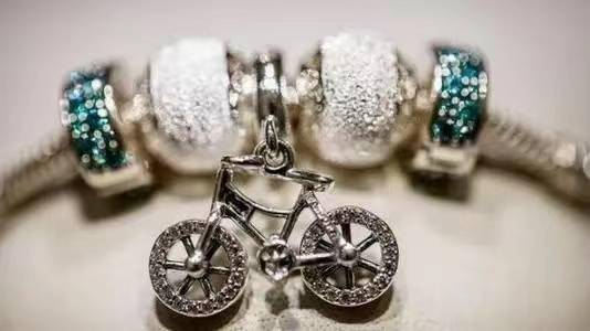 潘多拉宣布将停止使用开采的钻石制作珠宝
